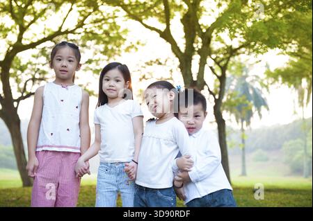 Asian bambini divertirsi a outdoor Foto Stock