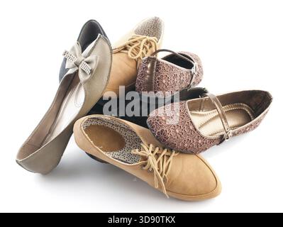 Pila di varie donne scarpe piatte isolato su bianco Foto Stock