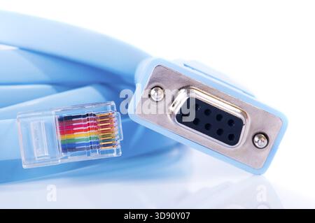 Close up cavo console RJ45 su sfondo bianco Foto Stock