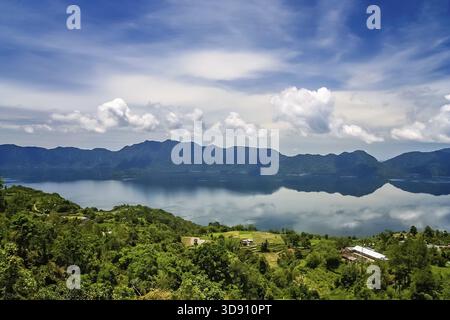 Splendido Lago Maninjao sull'isola di Sumatra in Indonesia Foto Stock