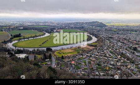 Affacciato sul Wallace Monument sul fiume Forth, sul Ponte Vecchio e sulla città di Stirling, che si snoda in un panorama senza tempo delle Highland Foto Stock