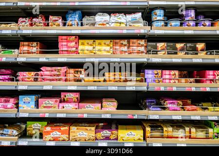Londra Regno Unito, 02 dicembre 2025, Selezione di torte tradizionali britanniche preferite al supermercato pronte al forno Foto Stock