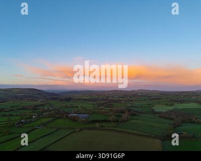 Meteo nel Regno Unito: I cieli limpidi hanno lasciato gran parte del paese a temperature a cifra singola con nevicate in giorni per alcuni, come previsto dalle mappe meteorologiche. L'alba sul Flintshire rurale ha fornito uno sfondo drammatico che offre immagini sorprendenti del fronte mutevole del tempo all'orizzonte vicino al villaggio di Lixwm, Flintshire 3 dicembre 2025 , Flintshire, Galles ©DGDImages/Alamy Live News Foto Stock