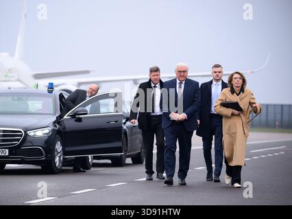 3 dicembre 2025, Brandeburgo, Schönefeld: Il presidente federale Frank-Walter Steinmeier (2° da sinistra) e sua moglie Elke Büdenbender arrivano alla sezione militare dell'aeroporto di Berlino-Brandeburgo per volare a Londra (Regno Unito). Il presidente federale Steinmeier e sua moglie sono in visita di Stato di tre giorni nel Regno Unito di Gran Bretagna e Irlanda del Nord. Foto: Bernd von Jutrczenka/dpa Foto Stock
