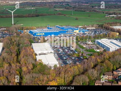 WARRINGTON, CHESHIRE, INGHILTERRA - 17 NOVEMBRE 2025: Una vista aerea mostra il superstore Ikea a Gemini a Warrington, Cheshire, Inghilterra Foto Stock
