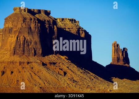 Vista iconica della Monument Valley negli Stati Uniti. La regione desertica di sabbia rossa sul confine tra Arizona e Utah è nota per le torreggianti arenarie del Monumento V. Foto Stock