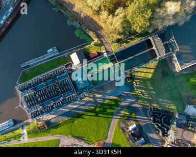 WINNINGTON, CHESHIRE, INGHILTERRA - 17 NOVEMBRE 2025: La vista dall'alto mostra l'ascensore Anderton Boat Lift, un innovativo impianto idraulico vittoriano a due vie Foto Stock