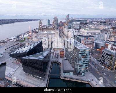 LIVERPOOL, MERSEYSIDE, INGHILTERRA - 21 NOVEMBRE 2025: Isola di Mann e le iconiche tre Grazie sul lungomare di Pier Head a Merseyside, Inghilterra Foto Stock