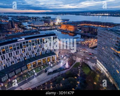 LIVERPOOL, MERSEYSIDE, INGHILTERRA - 21 NOVEMBRE 2025: Liverpool One Chavasse Park e Royal Albert Dock al tramonto, Merseyside, Inghilterra Foto Stock