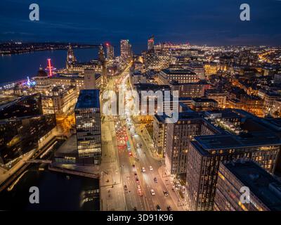LIVERPOOL, MERSEYSIDE, INGHILTERRA - 21 NOVEMBRE 2025: Il traffico guida lungo la strada sul lungomare Strand e Liverpool Pier Head Foto Stock