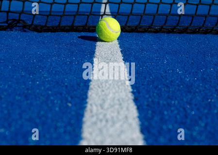 Vista ad angolo basso Blue Court Deep Perspective Leading Line Foto Stock