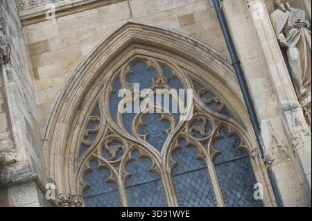 Beverley Minster, East Yorkshire, è una delle chiese gotiche più belle d'Europa e un capolavoro di architettura medievale. Iniziata intorno al 1120 come chiesa collegiata agostiniana in sostituzione di un precedente monastero anglosassone fondato da San Giovanni di Beverley, fu in gran parte ricostruita 1220–1420 in radioso stile inglese primitivo, decorato e perpendicolare. Famosa per le sue torri occidentali gemelle, le squisite incisioni in pietra del XIV secolo (compresi angeli musicali e menestrelli), l'imponente navata e l'unica gru a ruota del XVI secolo ancora in situ, rivaleggia con molte cattedrali in scala e bellezza. Un luogo di pellegrinaggio Foto Stock