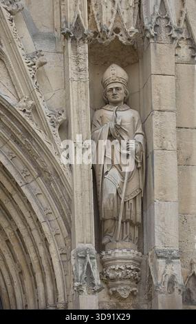 Beverley Minster, East Yorkshire, è una delle chiese gotiche più belle d'Europa e un capolavoro di architettura medievale. Iniziata intorno al 1120 come chiesa collegiata agostiniana in sostituzione di un precedente monastero anglosassone fondato da San Giovanni di Beverley, fu in gran parte ricostruita 1220–1420 in radioso stile inglese primitivo, decorato e perpendicolare. Famosa per le sue torri occidentali gemelle, le squisite incisioni in pietra del XIV secolo (compresi angeli musicali e menestrelli), l'imponente navata e l'unica gru a ruota del XVI secolo ancora in situ, rivaleggia con molte cattedrali in scala e bellezza. Un luogo di pellegrinaggio Foto Stock