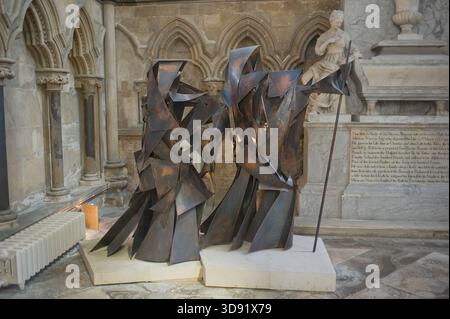 Beverley Minster, East Yorkshire, è una delle chiese gotiche più belle d'Europa e un capolavoro di architettura medievale. Iniziata intorno al 1120 come chiesa collegiata agostiniana in sostituzione di un precedente monastero anglosassone fondato da San Giovanni di Beverley, fu in gran parte ricostruita 1220–1420 in radioso stile inglese primitivo, decorato e perpendicolare. Famosa per le sue torri occidentali gemelle, le squisite incisioni in pietra del XIV secolo (compresi angeli musicali e menestrelli), l'imponente navata e l'unica gru a ruota del XVI secolo ancora in situ, rivaleggia con molte cattedrali in scala e bellezza. Un luogo di pellegrinaggio Foto Stock