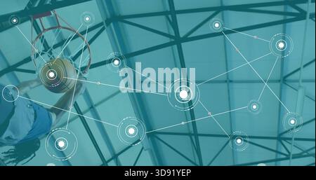 Lanciando un giocatore di basket con trecce che raggiungono il bordo dell'arena, tenendo la palla, maglia blu, copia spazio Foto Stock