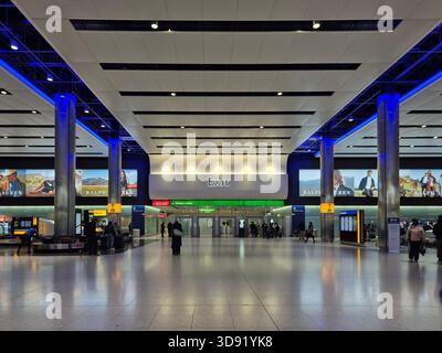 LONDRA, REGNO UNITO - 1° DICEMBRE 2025: Area di ritiro bagagli presso l'aeroporto LHR di Londra Heathrow. Foto Stock