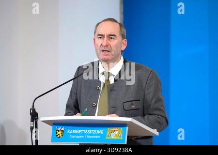 Bayerns Wirtschaftsminister Hubert Aiwanger Freie Wähler bei einer Pressekonferenz im Lokschuppen. Rosenheim, 02.12.2025 Bayern Deutschland *** Bavarias Ministro dell'economia Hubert Aiwanger Freie Wähler in una conferenza stampa a Lokschuppen Rosenheim, 02 12 2025 Baviera Germania Copyright: XDwixAnoraganingrumx Foto Stock