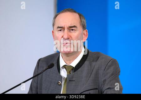 Bayerns Wirtschaftsminister Hubert Aiwanger Freie Wähler bei einer Pressekonferenz im Lokschuppen. Rosenheim, 02.12.2025 Bayern Deutschland *** Bavarias Ministro dell'economia Hubert Aiwanger Freie Wähler in una conferenza stampa a Lokschuppen Rosenheim, 02 12 2025 Baviera Germania Copyright: XDwixAnoraganingrumx Foto Stock