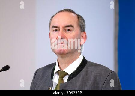 Bayerns Wirtschaftsminister Hubert Aiwanger Freie Wähler bei einer Pressekonferenz im Lokschuppen. Rosenheim, 02.12.2025 Bayern Deutschland *** Bavarias Ministro dell'economia Hubert Aiwanger Freie Wähler in una conferenza stampa a Lokschuppen Rosenheim, 02 12 2025 Baviera Germania Copyright: XDwixAnoraganingrumx Foto Stock