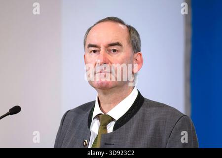 Bayerns Wirtschaftsminister Hubert Aiwanger Freie Wähler bei einer Pressekonferenz im Lokschuppen. Rosenheim, 02.12.2025 Bayern Deutschland *** Bavarias Ministro dell'economia Hubert Aiwanger Freie Wähler in una conferenza stampa a Lokschuppen Rosenheim, 02 12 2025 Baviera Germania Copyright: XDwixAnoraganingrumx Foto Stock