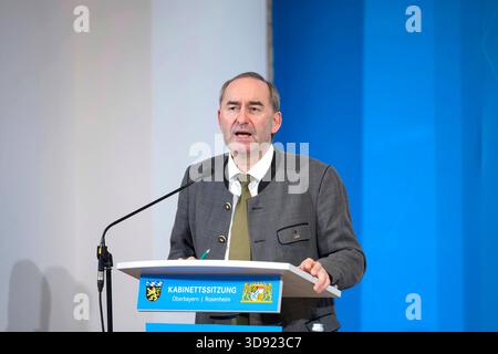 Bayerns Wirtschaftsminister Hubert Aiwanger Freie Wähler bei einer Pressekonferenz im Lokschuppen. Rosenheim, 02.12.2025 Bayern Deutschland *** Bavarias Ministro dell'economia Hubert Aiwanger Freie Wähler in una conferenza stampa a Lokschuppen Rosenheim, 02 12 2025 Baviera Germania Copyright: XDwixAnoraganingrumx Foto Stock
