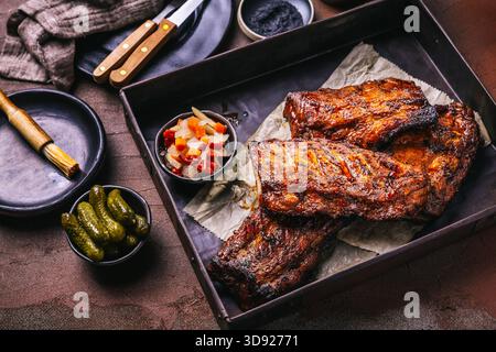 Deliziose costolette di ricambio con sottaceti sul tagliere Foto Stock