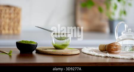 Tè Matcha e accessori per il caffè sul tavolo Foto Stock