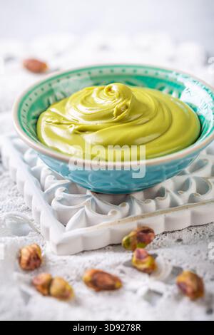 Deliziosa crema di pistacchio in una ciotola con noci Foto Stock