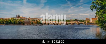 Ponte Carlo panoramico e Castello di Praga sul fiume Moldava. Foto Stock