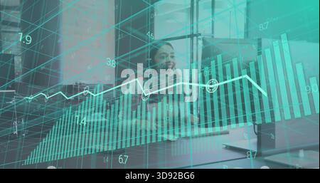 Donna sorridente in un blazer buio che presenta dati in sala conferenze, con laptop e diagrammi di tè Foto Stock