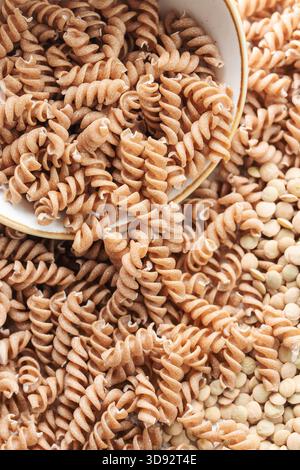 Lenticchie verdi fusilli pasta. Una ciotola di pasta cruda e lenticchie verdi. Pasta senza glutine. Foto Stock