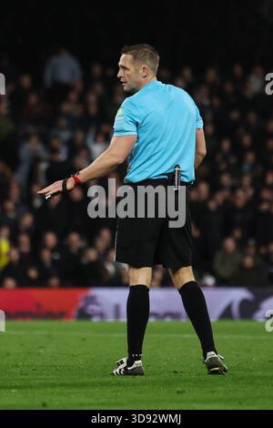 Londra, Regno Unito. 2 dicembre 2025. Gesti dell'arbitro Craig Pawson durante la partita Fulham contro Manchester City Premier League al Craven Cottage, Londra, Inghilterra il 2 dicembre 2025 crediti: Sally Rawlins/Every Second Media Credit: Every Second Media/Alamy Live News Foto Stock