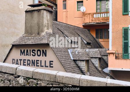 Lourdes, Francia - 19 novembre 2025: Vista dell'edificio Maison Paternelle con tetto piastrellato e muro in pietra a Lourdes in Francia. Questa immagine può essere utilizzata per tr Foto Stock
