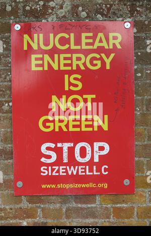 Manifesto di protesta / campagna contro e per fermare lo sviluppo di una nuova centrale nucleare chiamata Sizewell C. Aldeburgh, Suffolk, Regno Unito. (140) Foto Stock