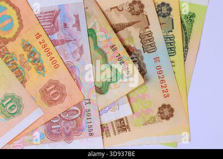Varietà di banconote dell'Unione Sovietica da vari rubli nominali disposti ordinatamente su diversi disegni. Foto Stock