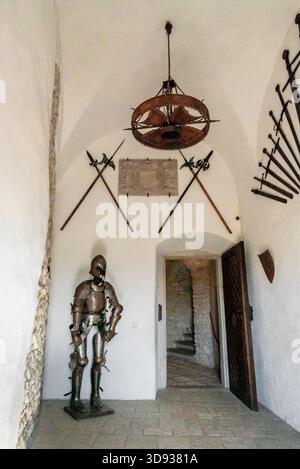 Bobolice, Polonia - 28 settembre 2025: Ingresso al Castello reale di Bobolice con armatura da cavaliere e armi medievali Foto Stock