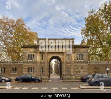 L'ingresso del North Lodge al cimitero di Brompton a Londra, presenta una grandiosa architettura classica e un arco centrale. Vista da Old Brompton Road. Foto Stock