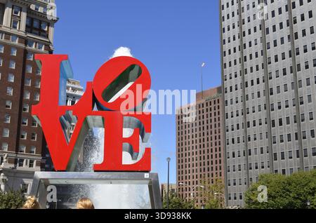 La famosa scultura DELL'AMORE di Robert Indiana, sullo sfondo dello skyline di Philadelphia e di un cielo blu brillante. Foto Stock