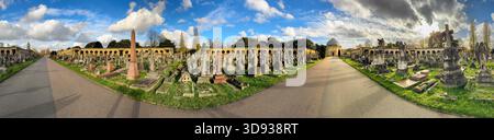 Ampia vista panoramica dei colonnati del Great Circle e delle affollate tombe vittoriane nel cimitero di Brompton, Londra. Foto Stock