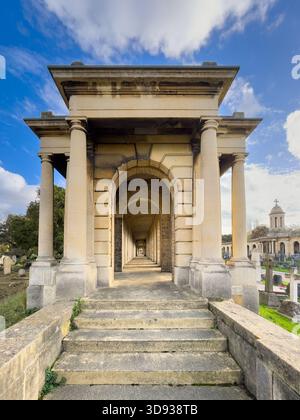 Scalini di pietra che conducono ad un padiglione con arco classico nel Great Circle of Brompton Cemetery, Londra. Foto Stock