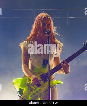Rhian Teasdale dei Wet Leg che cantano al microfono durante un concerto dal vivo alla Royal Albert Hall di Londra. Foto Stock