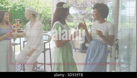 Con flauto da champagne, donna in abito verde chiaro che celebra in bagno di sole, fascia e corona di fiori Foto Stock