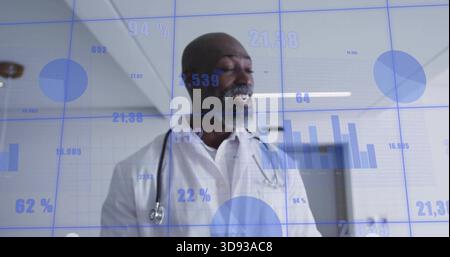 Parlando medico maturo che indossa il cappotto bianco e lo stetoscopio nel corridoio dell'ospedale, sovrapposizioni di dati blu Foto Stock