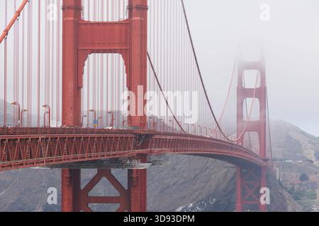 Il Golden Gate Bridge in una nebbiosa mattina estiva, San Francisco, California, Stati Uniti. Estate (agosto) 2025. Foto Stock