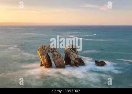 Urro del Manzano è un arcata naturale sulla Costa Quebrada vicino a Liencres, Cantabria, Spagna settentrionale. Autunno (settembre) 2025. Foto Stock
