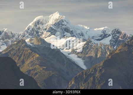 Il Monte Tasman, la seconda montagna più alta della nuova Zelanda, fotografato dal lago Matheson, South Island, nuova Zelanda. Autunno (maggio) 2025. Foto Stock