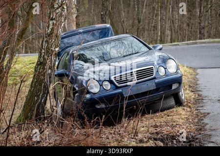 Petrvald, Cechia - 26 gennaio 2024: Relitto della Mercedes-Benz CLK Coupé W208, vista frontale Foto Stock