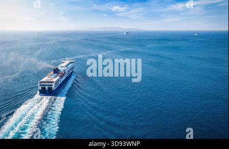 Vista aerea di una nave passeggeri roll-on roll-off (RoRo) che viaggia sul Mar Egeo in Grecia con spazio per fotocopie Foto Stock