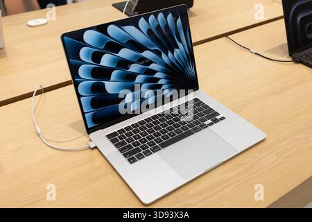 Indianapolis - 22 novembre 2025: Computer portatile Apple MacBook Air in un Apple Store. Apple MacBook Air è più leggero e portatile di un MacBo Foto Stock