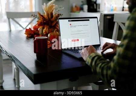 Dirigente maschio di mezza età che lavora da Home Falls per la Spear phishing Email, con conseguente crittografia Ransomware dei file sulla rete aziendale Foto Stock